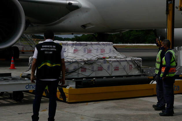 MANAUS, AM - 07.02.2021: MAIS DE 96 MIL VACINAS CHEGAM EM MANAUS - Arrival of over 96,200 doses of the CoronaVac immunizer, at Eduardo Gomes International Airport in Manaus (AM), this Sunday morning (07). In an information note from the Ministry of Health, of the total doses destined for Amazonas, part is related to the Vaccination Operationalization Plan against Covid-19. Another part is the Strategic Fund created with 5% of the total vaccines, used to attend the most serious priority cases of the pandemic and that, at this moment, benefits the Amazon. In the photo, Governor Wilson Lima, from behind, monitors the unloading of vaccines. x2029551x SandroxPereira