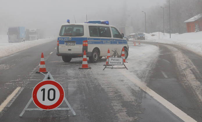 Coronagrenzkontrolle 07.02.2021, Reitzenhain, Grenze zu Tschechien, trotz strenegem Winter und Nebel werden die Grenzkontrollen im Rahmen der Coronaeinreisebestimmungen durchgeführt. Starke Bundespolizeikräfte kontrollieren jedes Fahrzeug bei der Einreise. Die Insassen müssen Coronadokumente vorweisen können. Chemnitz Sachsen BRD
