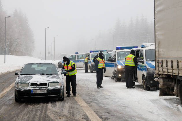 Coronagrenzkontrolle 07.02.2021, Reitzenhain, Grenze zu Tschechien, trotz strenegem Winter und Nebel werden die Grenzkontrollen im Rahmen der Coronaeinreisebestimmungen durchgeführt. Starke Bundespolizeikräfte kontrollieren jedes Fahrzeug bei der Einreise. Die Insassen müssen Coronadokumente vorweisen können. Chemnitz Sachsen BRD