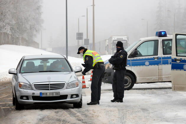 Coronagrenzkontrolle 07.02.2021, Reitzenhain, Grenze zu Tschechien, trotz strenegem Winter und Nebel werden die Grenzkontrollen im Rahmen der Coronaeinreisebestimmungen durchgeführt. Starke Bundespolizeikräfte kontrollieren jedes Fahrzeug bei der Einreise. Die Insassen müssen Coronadokumente vorweisen können. Chemnitz Sachsen BRD