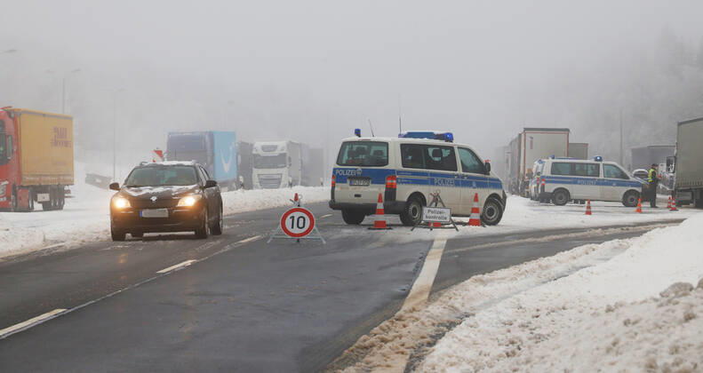 Coronagrenzkontrolle 07.02.2021, Reitzenhain, Grenze zu Tschechien, trotz strenegem Winter und Nebel werden die Grenzkontrollen im Rahmen der Coronaeinreisebestimmungen durchgeführt. Starke Bundespolizeikräfte kontrollieren jedes Fahrzeug bei der Einreise. Die Insassen müssen Coronadokumente vorweisen können. Chemnitz Sachsen BRD