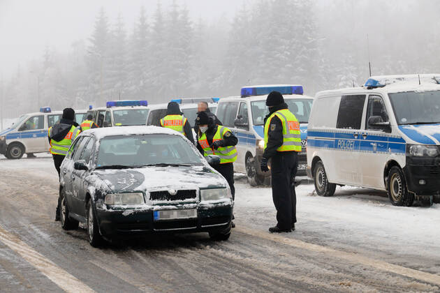 Coronagrenzkontrolle 07.02.2021, Reitzenhain, Grenze zu Tschechien, trotz strenegem Winter und Nebel werden die Grenzkontrollen im Rahmen der Coronaeinreisebestimmungen durchgeführt. Starke Bundespolizeikräfte kontrollieren jedes Fahrzeug bei der Einreise. Die Insassen müssen Coronadokumente vorweisen können. Chemnitz Sachsen BRD