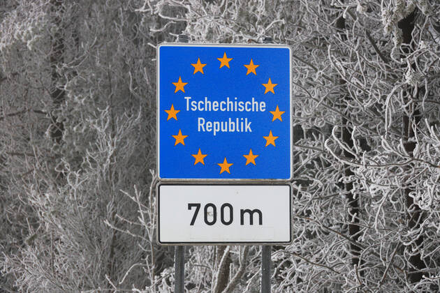 Coronagrenzkontrolle 07.02.2021, Reitzenhain, Grenze zu Tschechien, trotz strenegem Winter und Nebel werden die Grenzkontrollen im Rahmen der Coronaeinreisebestimmungen durchgeführt. Starke Bundespolizeikräfte kontrollieren jedes Fahrzeug bei der Einreise. Die Insassen müssen Coronadokumente vorweisen können. Chemnitz Sachsen BRD