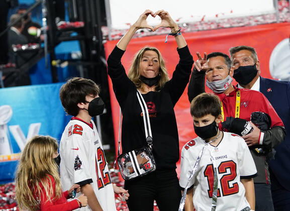 Bilder des Jahres 2021, Entertainment 02 Februar Entertainment Themen der Woche KW05 Entertainment Bilder des Tages Tampa Bay Buccaneers quarterback Tom Brady s wife Gisele Bundchen makes a heart sign as she and her children wait after the Buccaneers defeated the Kansas City Chiefs 31-9 to win Super Bowl LV at Raymond James Stadium in Tampa, Florida on Sunday, February 7, 2021.  SBP202102074414 KEVINxDIETSCH