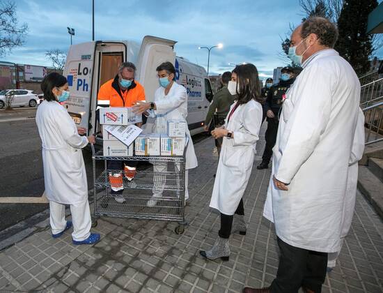 Health workers receive the AstraZeneca vaccine at University Clinico Hospital in Zaragoza, Spain, 08 February 2021. Spain has received 196,000 AstraZeneca vaccines against the coronavirus that will be given to people between 18 and 55 years old that are within the first phase of the immunization, including elders and workers from nursing homes and health workers. AstraZeneca vaccine arrives to hospitals !ACHTUNG: NUR REDAKTIONELLE NUTZUNG!  Copyright: xJavierxCebolladax GRAF4060 20210208-637483719362761486