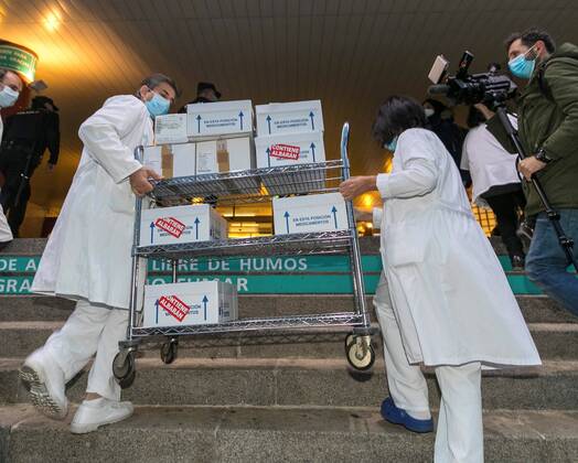Health workers receive the AstraZeneca vaccine at University Clinico Hospital in Zaragoza, Spain, 08 February 2021. Spain has received 196,000 AstraZeneca vaccines against the coronavirus that will be given to people between 18 and 55 years old that are within the first phase of the immunization, including elders and workers from nursing homes and health workers. AstraZeneca vaccine arrives to hospitals !ACHTUNG: NUR REDAKTIONELLE NUTZUNG!  Copyright: xJavierxCebolladax GRAF4058 20210208-637483719984792727