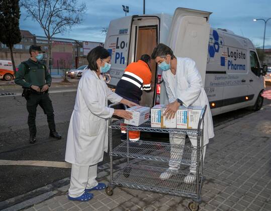 Health workers receive the AstraZeneca vaccine at University Clinico Hospital in Zaragoza, Spain, 08 February 2021. Spain has received 196,000 AstraZeneca vaccines against the coronavirus that will be given to people between 18 and 55 years old that are within the first phase of the immunization, including elders and workers from nursing homes and health workers. AstraZeneca vaccine arrives to hospitals !ACHTUNG: NUR REDAKTIONELLE NUTZUNG!  Copyright: xJavierxCebolladax GRAF4059 20210208-637483721271980212