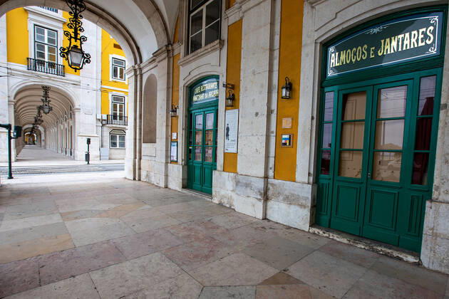 Lissabon, Portugal 7.02.2021 zum Thema Corona-Lockdown in Lissabon v.l., Menschenleer, die Innenstadt wirkt traurig, düster und trostlos, Einkaufsstraßen an Praca do Comercio, geschlossen Restaurants Foto: Joaquim Ferreira Copyright: JoaquimxFerreira
