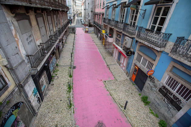 Lissabon, Portugal 7.02.2021 zum Thema Corona-Lockdown in Lissabon v.l., Rua Nova do Carvalho bekannt als Pink Street keine Touristen, Menschenleer, die Innenstadt wirkt traurig, düster und trostlos Foto: Joaquim Ferreira Copyright: JoaquimxFerreira