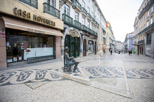 Lissabon, Portugal 7.02.2021 zum Thema Corona-Lockdown in Lissabon v.l., Cafe a Brasileira Rua Garrett zwischen Bairro Alto und Chiado , Menschenleer, die Innenstadt wirkt traurig, düster und trostlos Foto: Joaquim Ferreira Copyright: JoaquimxFerreira
