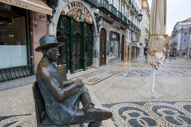 Lissabon, Portugal 7.02.2021 zum Thema Corona-Lockdown in Lissabon v.l., Cafe a Brasileira , Fernando Pessoa Rua Garrett zwischen Bairro Alto und Chiado , Menschenleer, die Innenstadt wirkt traurig, düster und trostlos Foto: Joaquim Ferreira Copyright: JoaquimxFerreira