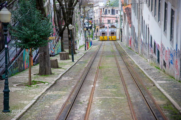 Lissabon, Portugal 7.02.2021 zum Thema Corona-Lockdown in Lissabon v.l., Aufzug, Elevador da Gloria, Innenstadt, Menschenleer, die Innenstadt wirkt traurig, düster und trostlos Foto: Joaquim Ferreira Copyright: JoaquimxFerreira