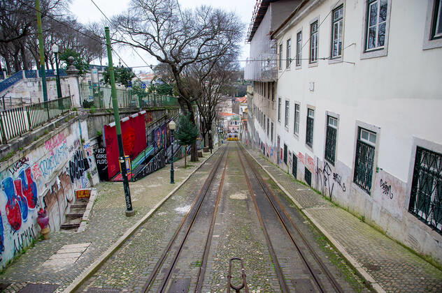 Lissabon, Portugal 7.02.2021 zum Thema Corona-Lockdown in Lissabon v.l., Aufzug, Elevador da Gloria, Innenstadt, Menschenleer, die Innenstadt wirkt traurig, düster und trostlos Foto: Joaquim Ferreira Copyright: JoaquimxFerreira
