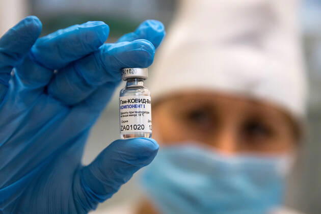 News Bilder des Tages SEVASTOPOL, RUSSIA - FEBRUARY 8, 2021: A medical worker holds an ampoule with the Gam-COVID-Vak (Sputnik V) vaccine against COVID-19 at Dasha Sevastopolskaya Hospital No 5. Starting February 8, Sevastopol starts a mass COVID-19 vaccination campaign; earlier, the vaccine was available to medical workers and teachers only. Sergei Malgavko TASS  TS0F6435