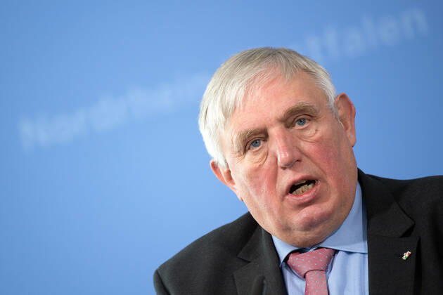 News Bilder des Tages Coronavirus - Nordrhein-Westfalens Gesundheitsminister Karl-Josef Laumann (CDU), Gesundheitsminister von Nordrhein-Westfalen, spricht während einer Pressekonferenz zur aktuellen Lage in der Corona-Pandemie. Düsseldorf Nordrhein-Westfalen Deutschland