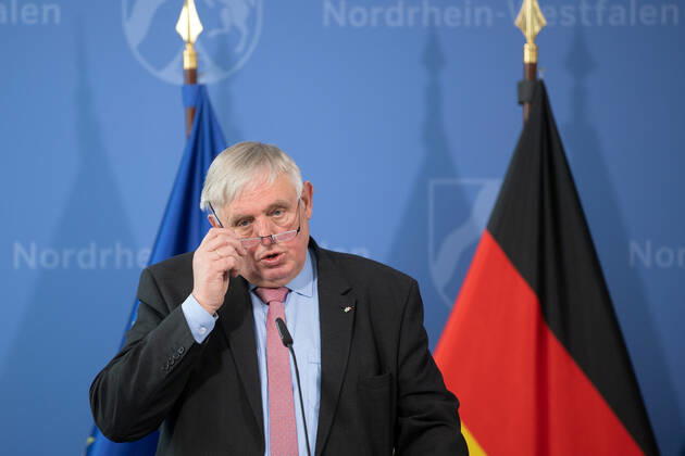 Coronavirus - Nordrhein-Westfalens Gesundheitsminister Karl-Josef Laumann (CDU), Gesundheitsminister von Nordrhein-Westfalen, spricht während einer Pressekonferenz zur aktuellen Lage in der Corona-Pandemie. Düsseldorf Nordrhein-Westfalen Deutschland