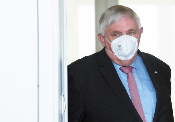 Coronavirus - Nordrhein-Westfalens Gesundheitsminister Karl-Josef Laumann (CDU), Gesundheitsminister von Nordrhein-Westfalen, kommt mit Mund-Nasen-Schutz zu einer Pressekonferenz zur aktuellen Lage in der Corona-Pandemie. Düsseldorf Nordrhein-Westfalen Deutschland