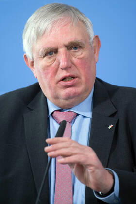 Coronavirus - Nordrhein-Westfalens Gesundheitsminister Karl-Josef Laumann (CDU), Gesundheitsminister von Nordrhein-Westfalen, spricht während einer Pressekonferenz zur aktuellen Lage in der Corona-Pandemie. Düsseldorf Nordrhein-Westfalen Deutschland