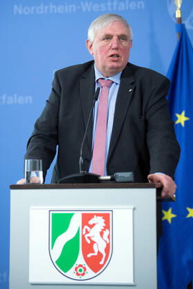Coronavirus - Nordrhein-Westfalens Gesundheitsminister Karl-Josef Laumann (CDU), Gesundheitsminister von Nordrhein-Westfalen, spricht während einer Pressekonferenz zur aktuellen Lage in der Corona-Pandemie. Düsseldorf Nordrhein-Westfalen Deutschland