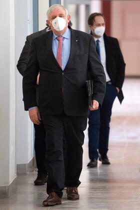 Coronavirus - Nordrhein-Westfalens Gesundheitsminister Karl-Josef Laumann (CDU, vorne), Gesundheitsminister von Nordrhein-Westfalen, kommt mit Mund-Nasen-Schutz zu einer Pressekonferenz zur aktuellen Lage in der Corona-Pandemie. Düsseldorf Nordrhein-Westfalen Deutschland