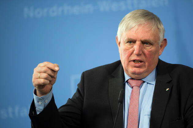 Coronavirus - Nordrhein-Westfalens Gesundheitsminister Karl-Josef Laumann (CDU), Gesundheitsminister von Nordrhein-Westfalen, spricht während einer Pressekonferenz zur aktuellen Lage in der Corona-Pandemie. Düsseldorf Nordrhein-Westfalen Deutschland