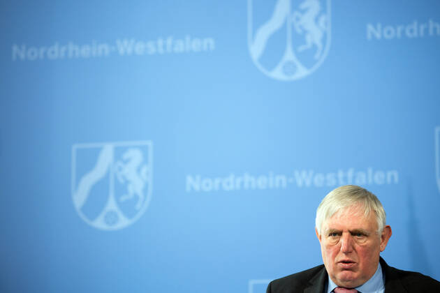 Coronavirus - Nordrhein-Westfalens Gesundheitsminister Karl-Josef Laumann (CDU), Gesundheitsminister von Nordrhein-Westfalen, spricht während einer Pressekonferenz zur aktuellen Lage in der Corona-Pandemie. Düsseldorf Nordrhein-Westfalen Deutschland