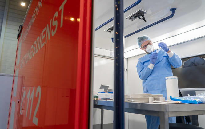 Start im Impfzentrum für die Coronaimpfungen, in einer Halle der Messe Essen, für Menschen über 80 Jahren, die nicht in Pflegeheimen leben, Vorbereitung des Impfstoffs von Pfizer-Biontech, aufziehen in Spritzen, Impfstrecken für eine tägliche Impfung von bis zu 2400 Personen, betrieben von der Kassenärztlichen Vereinigung, Essen, NRW, Deutschland , Impfzentrum Essen