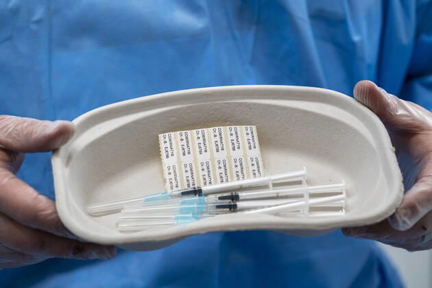Start im Impfzentrum für die Coronaimpfungen, in einer Halle der Messe Essen, für Menschen über 80 Jahren, die nicht in Pflegeheimen leben, fertige Spritzen mit dem Vaccin von Pfizer-Biontech, Impfstrecken für eine tägliche Impfung von bis zu 2400 Personen, betrieben von der Kassenärztlichen Vereinigung, Essen, NRW, Deutschland , Impfzentrum Essen