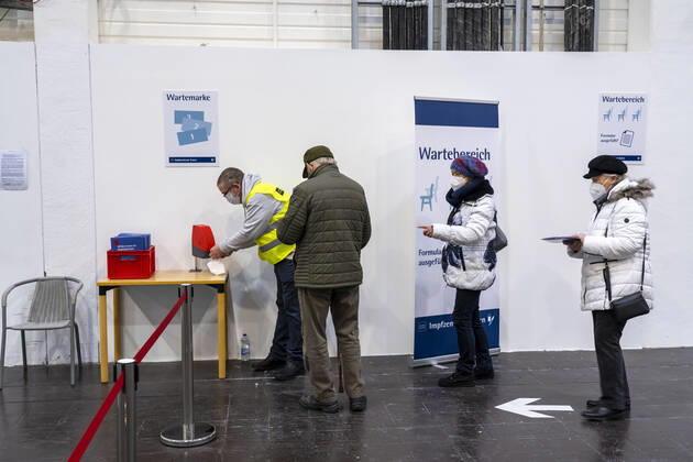 Start im Impfzentrum für die Coronaimpfungen, in einer Halle der Messe Essen, für Menschen über 80 Jahren, die nicht in Pflegeheimen leben, Wartebereich, Impfstrecken für eine tägliche Impfung von bis zu 2400 Personen, betrieben von der Kassenärztlichen Vereinigung, Essen, NRW, Deutschland Impfzentrum Essen