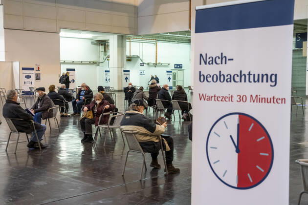 Start im Impfzentrum für die Coronaimpfungen, in einer Halle der Messe Essen, für Menschen über 80 Jahren, die nicht in Pflegeheimen leben, Impfung in der Impfkabine, Nachbeobachtungsbereich, nach der Impfung, Impfstrecken für eine tägliche Impfung von bis zu 2400 Personen, betrieben von der Kassenärztlichen Vereinigung, Essen, NRW, Deutschland , Impfzentrum Essen