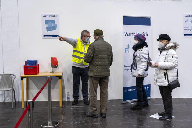 Start im Impfzentrum für die Coronaimpfungen, in einer Halle der Messe Essen, für Menschen über 80 Jahren, die nicht in Pflegeheimen leben, Wartebereich, Impfstrecken für eine tägliche Impfung von bis zu 2400 Personen, betrieben von der Kassenärztlichen Vereinigung, Essen, NRW, Deutschland Impfzentrum Essen