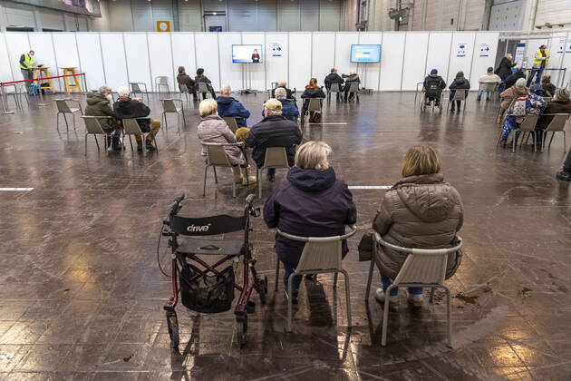 Start im Impfzentrum für die Coronaimpfungen, in einer Halle der Messe Essen, für Menschen über 80 Jahren, die nicht in Pflegeheimen leben, Wartebereich, Impfstrecken für eine tägliche Impfung von bis zu 2400 Personen, betrieben von der Kassenärztlichen Vereinigung, Essen, NRW, Deutschland Impfzentrum Essen