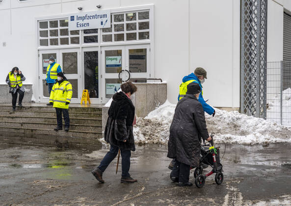 Start im Impfzentrum für die Coronaimpfungen, in einer Halle der Messe Essen, für Menschen über 80 Jahren, die nicht in Pflegeheimen leben, Impfstrecken für eine tägliche Impfung von bis zu 2400 Personen, betrieben von der Kassenärztlichen Vereinigung, Essen, NRW, Deutschland Impfzentrum Essen