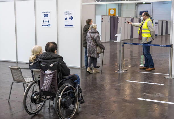 Start im Impfzentrum für die Coronaimpfungen, in einer Halle der Messe Essen, für Menschen über 80 Jahren, die nicht in Pflegeheimen leben, Wartebereich, Impfstrecken für eine tägliche Impfung von bis zu 2400 Personen, betrieben von der Kassenärztlichen Vereinigung, Essen, NRW, Deutschland Impfzentrum Essen