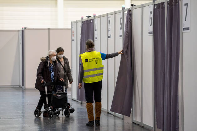 Start im Impfzentrum für die Coronaimpfungen, in einer Halle der Messe Essen, für Menschen über 80 Jahren, die nicht in Pflegeheimen leben, Zugange zu den Impfkabinen, Impfstrecken für eine tägliche Impfung von bis zu 2400 Personen, betrieben von der Kassenärztlichen Vereinigung, Essen, NRW, Deutschland Impfzentrum Essen
