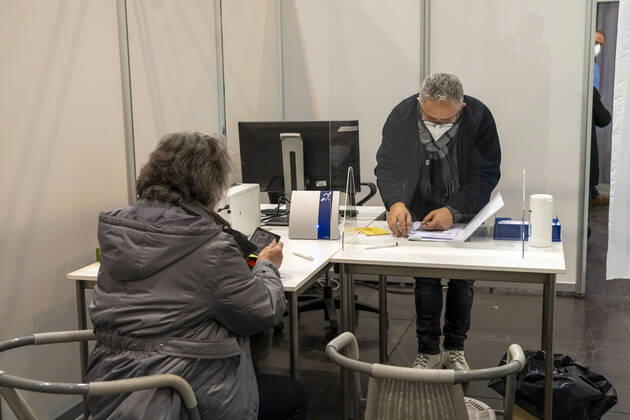 Start im Impfzentrum für die Coronaimpfungen, in einer Halle der Messe Essen, für Menschen über 80 Jahren, die nicht in Pflegeheimen leben, Impfung in der Impfkabine, Impfstrecken für eine tägliche Impfung von bis zu 2400 Personen, betrieben von der Kassenärztlichen Vereinigung, Essen, NRW, Deutschland Impfzentrum Essen