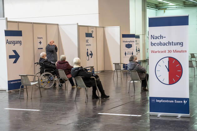 Start im Impfzentrum für die Coronaimpfungen, in einer Halle der Messe Essen, für Menschen über 80 Jahren, die nicht in Pflegeheimen leben, Impfung in der Impfkabine, Nachbeobachtungsbereich, nach der Impfung, Impfstrecken für eine tägliche Impfung von bis zu 2400 Personen, betrieben von der Kassenärztlichen Vereinigung, Essen, NRW, Deutschland , Impfzentrum Essen