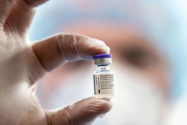 Start im Impfzentrum für die Coronaimpfungen, in einer Halle der Messe Essen, für Menschen über 80 Jahren, die nicht in Pflegeheimen leben, Vorbereitung des Impfstoffs von Pfizer-Biontech, Ampulle mit dem Vaccin, Impfstrecken für eine tägliche Impfung von bis zu 2400 Personen, betrieben von der Kassenärztlichen Vereinigung, Essen, NRW, Deutschland , Impfzentrum Essen