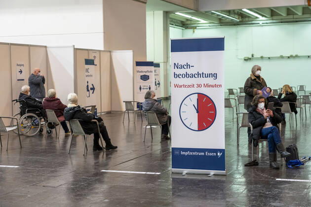 Start im Impfzentrum für die Coronaimpfungen, in einer Halle der Messe Essen, für Menschen über 80 Jahren, die nicht in Pflegeheimen leben, Impfung in der Impfkabine, Nachbeobachtungsbereich, nach der Impfung, Impfstrecken für eine tägliche Impfung von bis zu 2400 Personen, betrieben von der Kassenärztlichen Vereinigung, Essen, NRW, Deutschland , Impfzentrum Essen