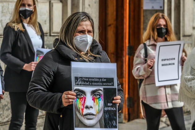 February 8, 2021: February 8, 2021 (Malaga) the Integral Aesthetic Platform is against the closure of beauty and aesthetic centers and in defense of being considered an essential activity at the door of the Government Delegation of Malaga - ZUMAc161 20210208_zap_c161_003 Copyright: xLorenzoxCarnerox
