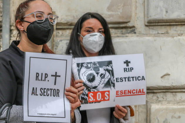 February 8, 2021: February 8, 2021 (Malaga) the Integral Aesthetic Platform is against the closure of beauty and aesthetic centers and in defense of being considered an essential activity at the door of the Government Delegation of Malaga - ZUMAc161 20210208_zap_c161_006 Copyright: xLorenzoxCarnerox