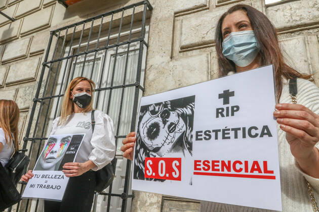 February 8, 2021: February 8, 2021 (Malaga) the Integral Aesthetic Platform is against the closure of beauty and aesthetic centers and in defense of being considered an essential activity at the door of the Government Delegation of Malaga - ZUMAc161 20210208_zap_c161_007 Copyright: xLorenzoxCarnerox