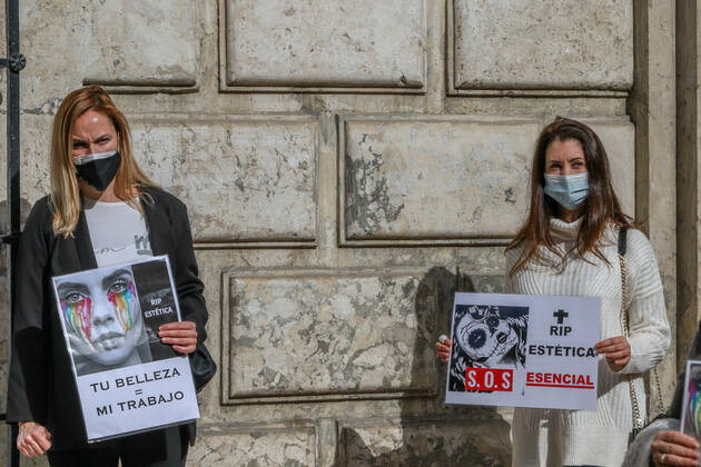 February 8, 2021: February 8, 2021 (Malaga) the Integral Aesthetic Platform is against the closure of beauty and aesthetic centers and in defense of being considered an essential activity at the door of the Government Delegation of Malaga - ZUMAc161 20210208_zap_c161_013 Copyright: xLorenzoxCarnerox