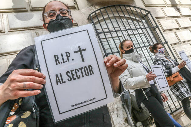 February 8, 2021: February 8, 2021 (Malaga) the Integral Aesthetic Platform is against the closure of beauty and aesthetic centers and in defense of being considered an essential activity at the door of the Government Delegation of Malaga - ZUMAc161 20210208_zap_c161_014 Copyright: xLorenzoxCarnerox