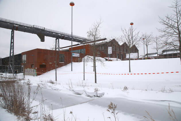 08.02.2021 Start der Coronaimpfungen in NRW so auch im Impfzentrum Dortmund Hörde auf Phoenix-West. Die älteren Herrschaften lassen sich nicht vom Wintereinbruch mit Temperaturen um minus 5 Grad abhalten , den lange ersehnten Impftermin einzuhalten.