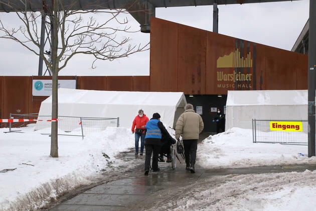 08.02.2021 Start der Coronaimpfungen in NRW so auch im Impfzentrum Dortmund Hörde auf Phoenix-West. Die älteren Herrschaften lassen sich nicht vom Wintereinbruch mit Temperaturen um minus 5 Grad abhalten , den lange ersehnten Impftermin einzuhalten.
