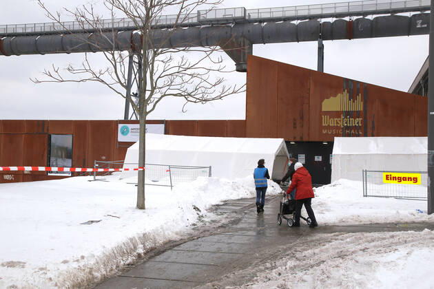 08.02.2021 Start der Coronaimpfungen in NRW so auch im Impfzentrum Dortmund Hörde auf Phoenix-West. Die älteren Herrschaften lassen sich nicht vom Wintereinbruch mit Temperaturen um minus 5 Grad abhalten , den lange ersehnten Impftermin einzuhalten.