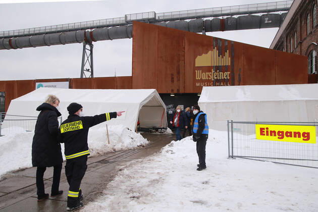 08.02.2021 Start der Coronaimpfungen in NRW so auch im Impfzentrum Dortmund Hörde auf Phoenix-West. Die älteren Herrschaften lassen sich nicht vom Wintereinbruch mit Temperaturen um minus 5 Grad abhalten , den lange ersehnten Impftermin einzuhalten.