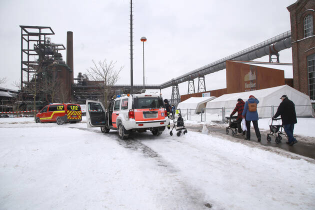 08.02.2021 Start der Coronaimpfungen in NRW so auch im Impfzentrum Dortmund Hörde auf Phoenix-West. Die älteren Herrschaften lassen sich nicht vom Wintereinbruch mit Temperaturen um minus 5 Grad abhalten , den lange ersehnten Impftermin einzuhalten.