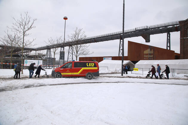 08.02.2021 Start der Coronaimpfungen in NRW so auch im Impfzentrum Dortmund Hörde auf Phoenix-West. Die älteren Herrschaften lassen sich nicht vom Wintereinbruch mit Temperaturen um minus 5 Grad abhalten , den lange ersehnten Impftermin einzuhalten.